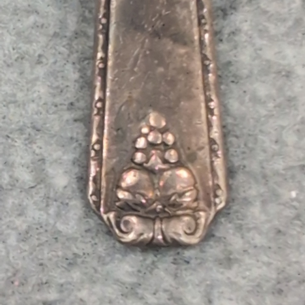 Prestige Plate Silverware Set 4 Forks 4 Spoons Grape Leaf Pattern Vintage Dining - Picture 2 of 7